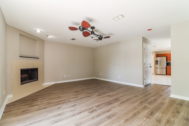 Building Photo - Tropical Dunedin Rental