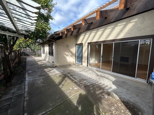 Building Photo - Beautiful 3 Bedroom 2 Bath Home, Private Yard, 2 car attached garage