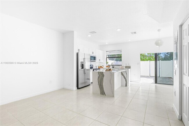 Building Photo - 10537 W 32nd Ln