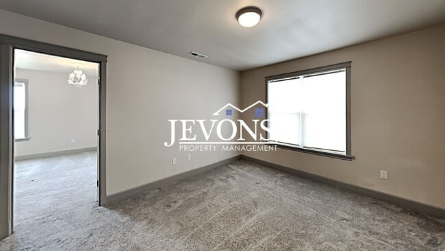 Building Photo - Spacious 4-bedroom home with fully equippe...