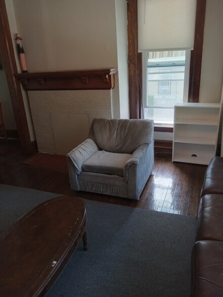 Apt 4 - living room - 523 E State St