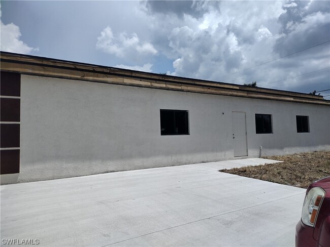 Building Photo - 2015 Carver Ave