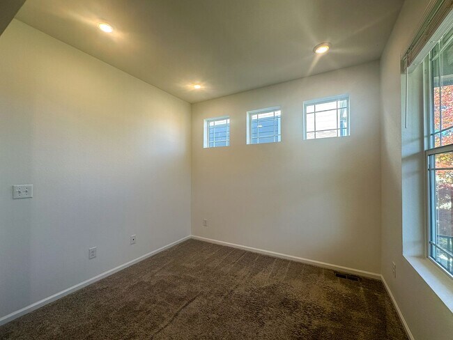 Building Photo - East Facing 3bd 2.5ba paired home in Senderos Creek!