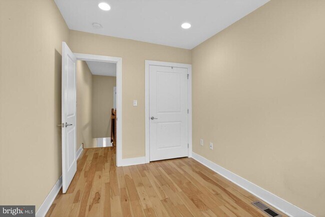 Building Photo - 1237 N Hollywood St