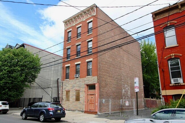 Building Photo - 92 Bright St