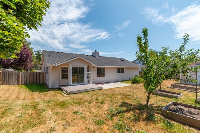 Building Photo - 3 Bed 2 Bath Home Near Town