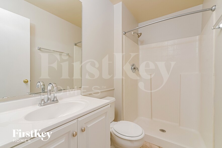 Building Photo - 440 Breezeway Dr