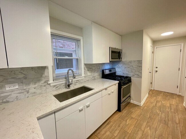 Building Photo - Freshly Renovated 3-Bed in Jefferson Park – In-Unit Laundry & Modern Upgrades!