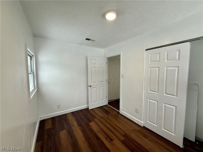 Building Photo - 883 Kickapoo Ave