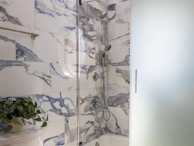 Building Photo - 9805 Big View Dr