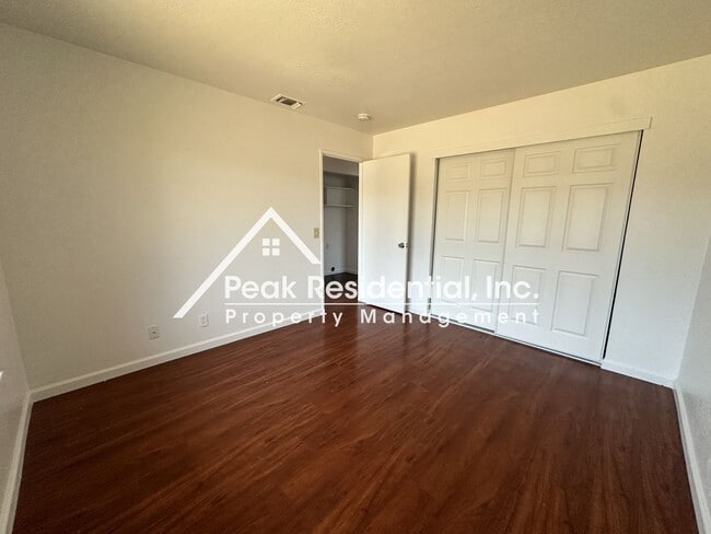 Building Photo - Spacious 3bd/2ba House with 2 Car Garage