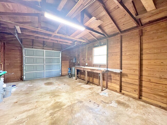 Building Photo - 701 Cannan Dr