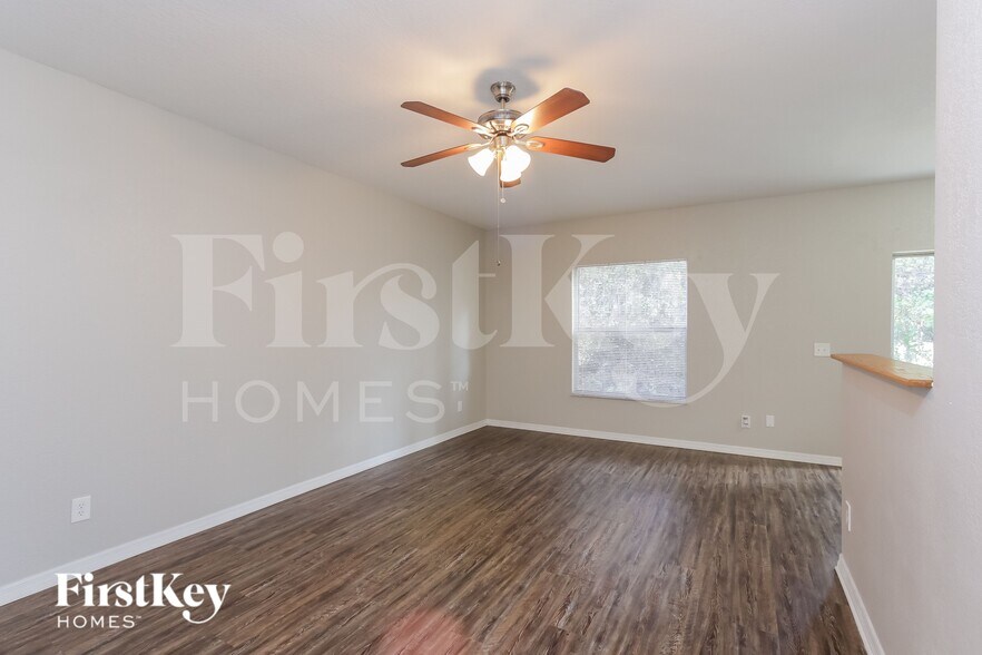 Building Photo - 3422 Renault Cir