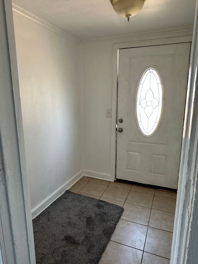 Building Photo - Older 3/1 home in Sutherlin