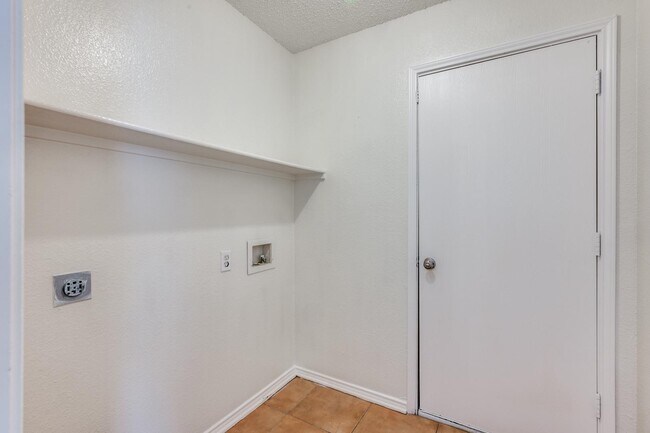 Building Photo - 10141 Chapel Rock Dr