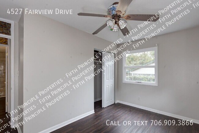 Building Photo - 4527 Fairview Dr