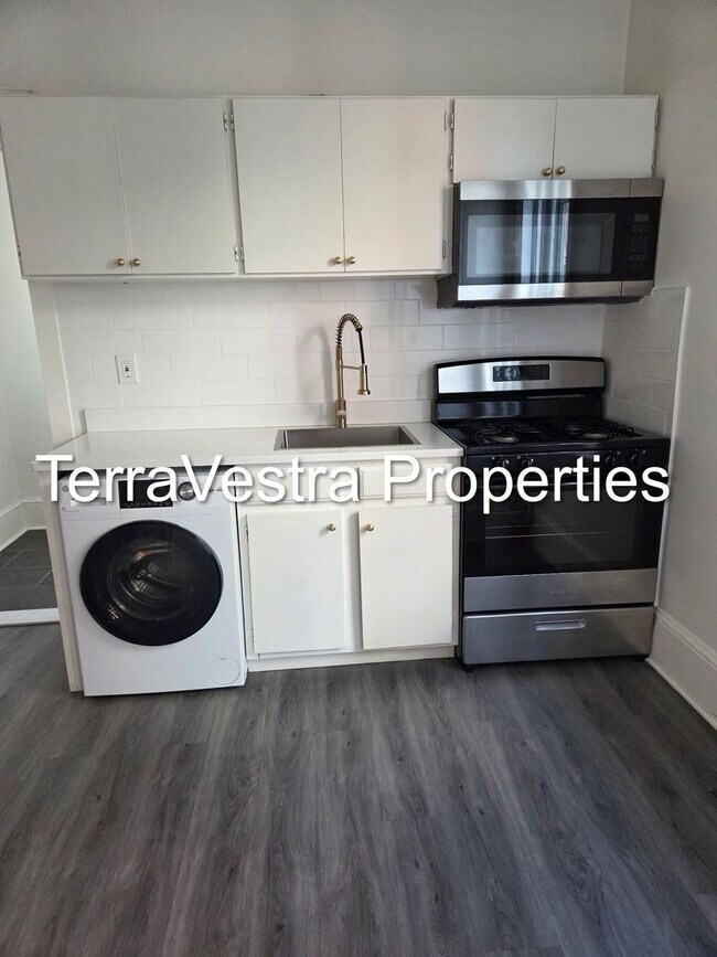 Building Photo - 28 W Madison Ave