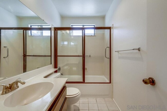 Building Photo - Light, Bright + Airy 2 Bed, 2 Bath Second Floor Condo in Highly Desirable Hillcrest!