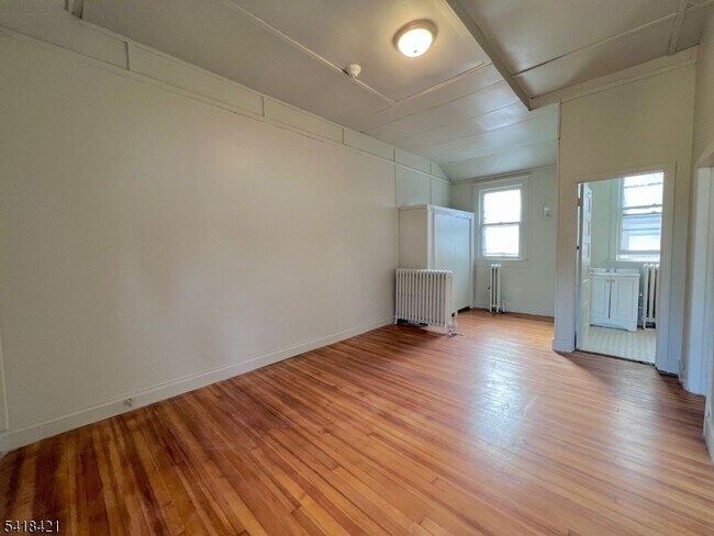 Building Photo - 81 Monroe Pl
