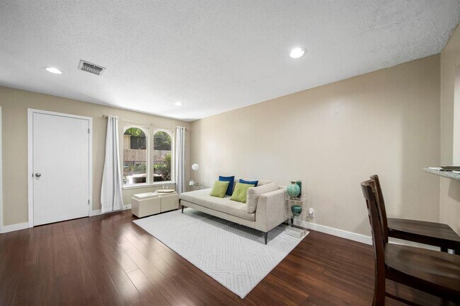 Building Photo - 7409 Shadow Hill Dr