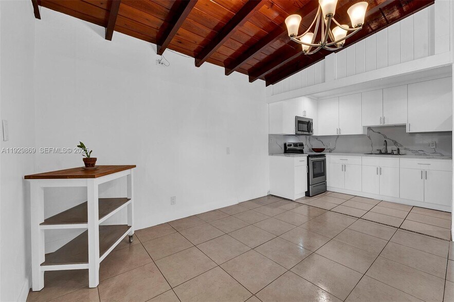 Building Photo - 361 SE 6th Ave