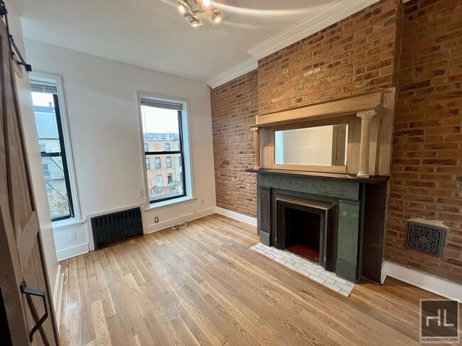 Building Photo - 2BR 1BA Top Floor 1901 Brownstone Original...