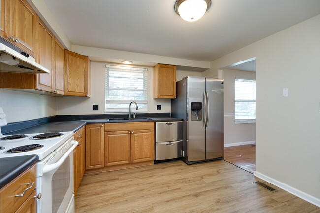 Building Photo - 3800 Corkwood Dr