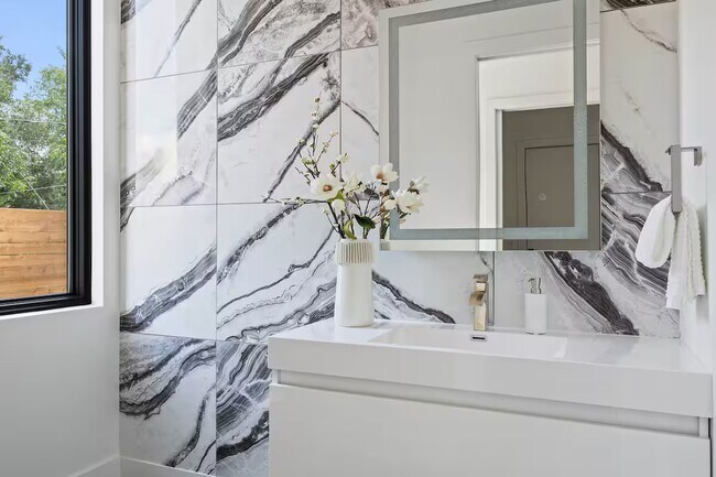 Building Photo - 2109 Barton Hills Dr