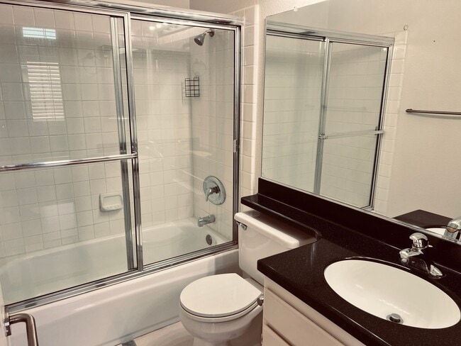 Building Photo - 2 Bedroom 2 Bathroom Condo in Carmel Mountain!