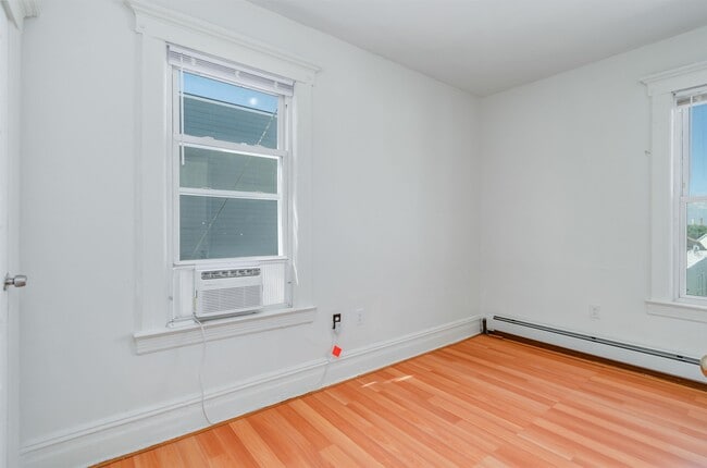 Building Photo - 27 Romaine Ave