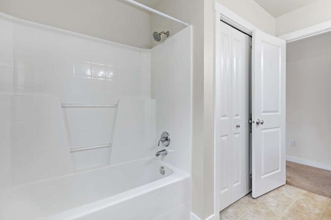 Building Photo - Enjoy this immaculate home in a park-like setting showcasing the beauty of the Issaquah Highland ...