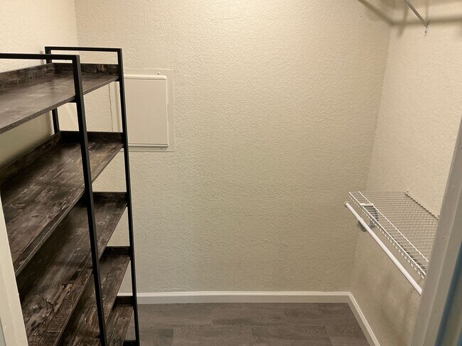 Building Photo - 4/2 with Premium Finishes & Great Backyard