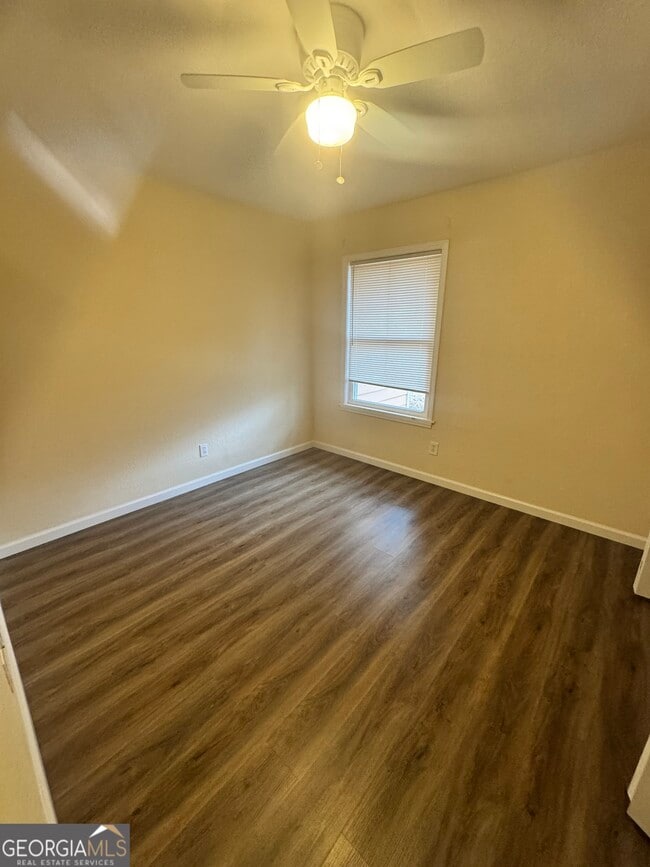 Building Photo - 736 Happy Hollow Rd