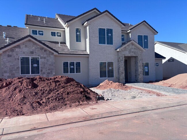 Building Photo - Beautiful 2 story with 6 bedrooms and swimming pool