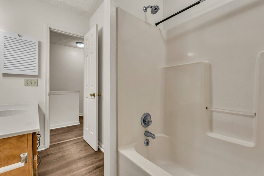 Building Photo - 162 High St