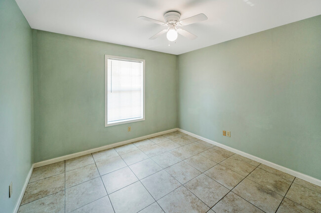 Building Photo - Daughtery Place 1 bedroom Downstairs Condo...