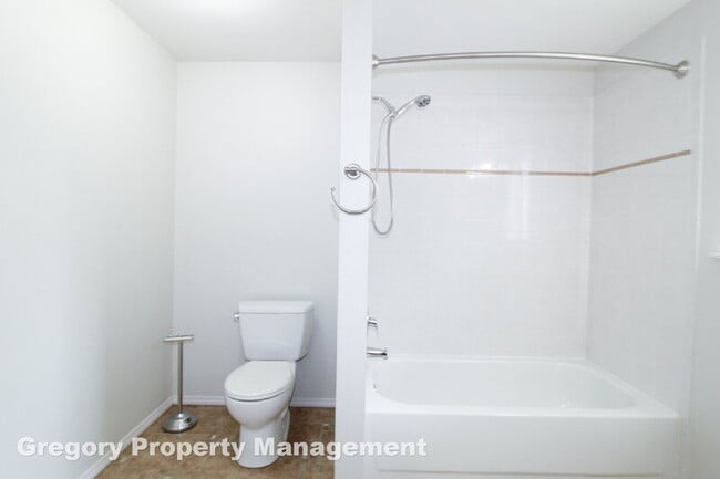 Building Photo - 2000 Village Green Dr