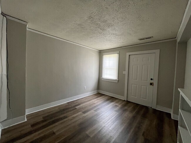 Building Photo - Located off of Victory Drive!! 2 Units Ava...