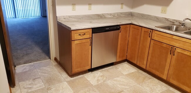 Building Photo - 3 BEDROOOM/1.5 BATH TOWNHOUSE