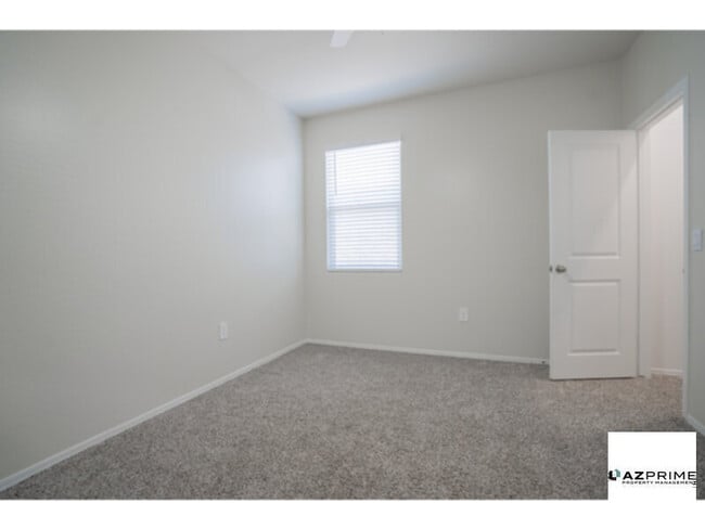 Building Photo - Discover comfort and space in this stunnin...