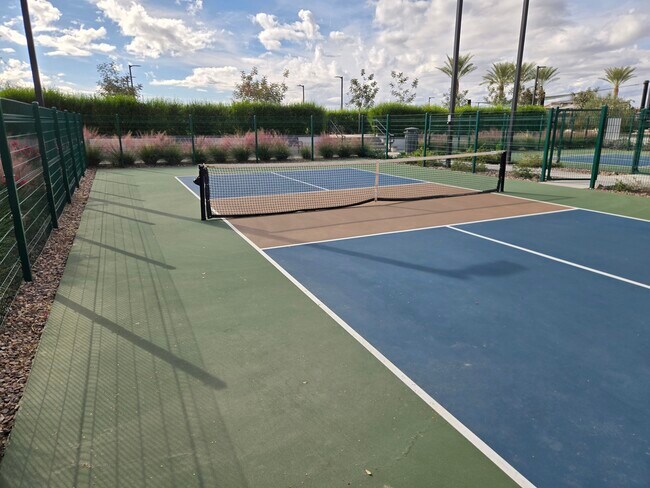 Building Photo - 713 W Longwood Dr