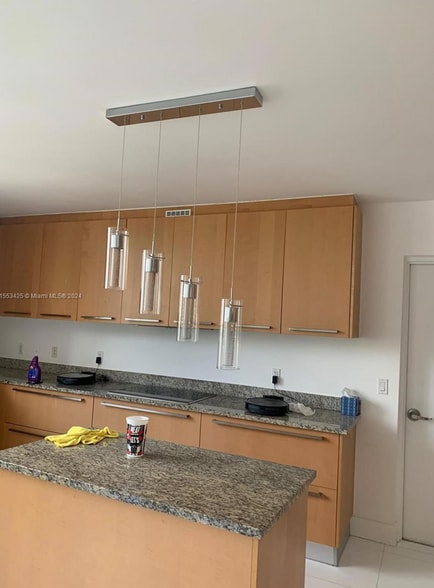 Building Photo - 15811 Collins Ave