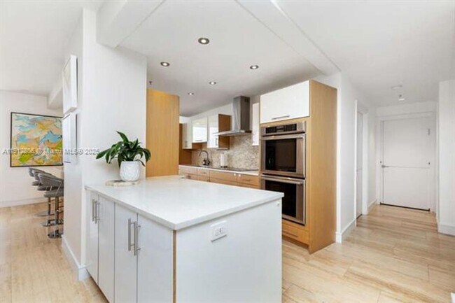 Building Photo - 808 Brickell Key Dr