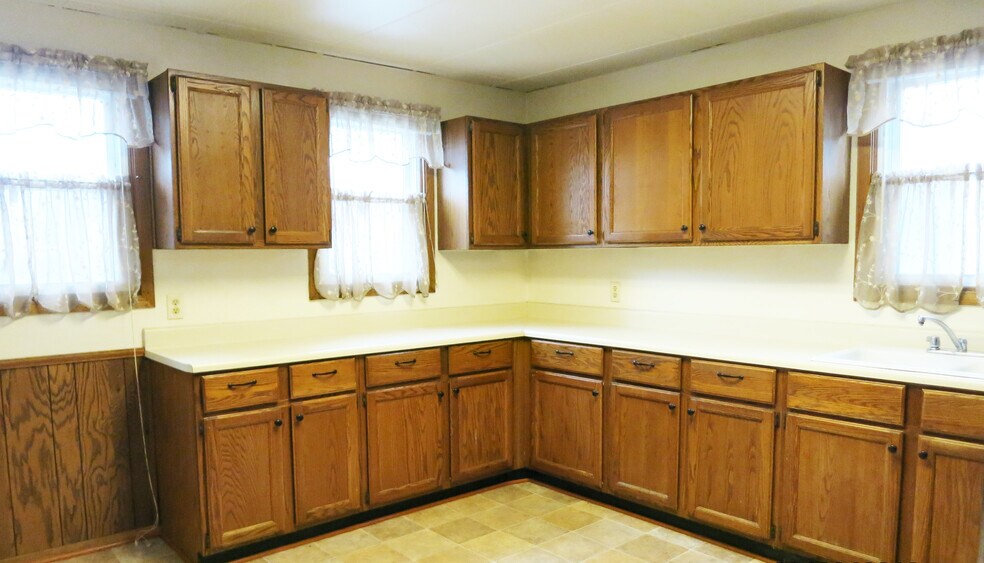 Kitchen Cabinets - 2900 N Prospect Ave