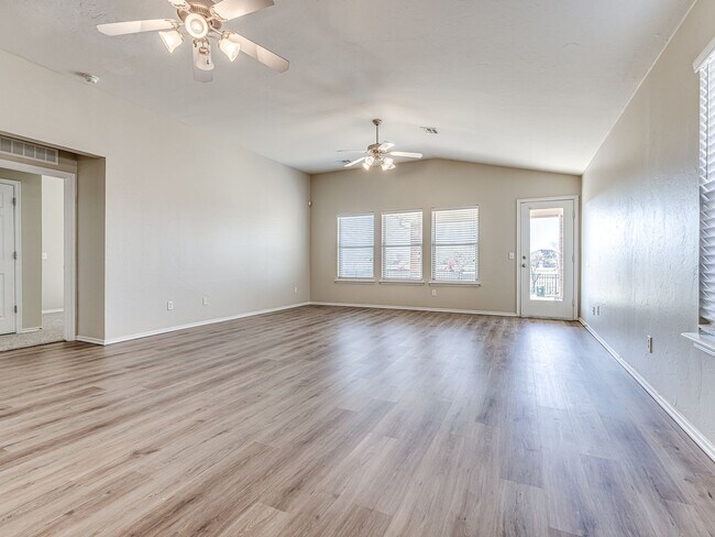 Building Photo - Updated home in Edmond + 3 bed + 2 bath