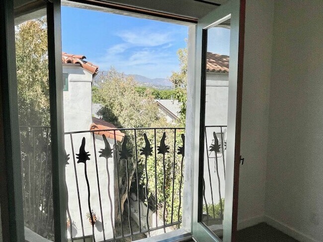 Building Photo - Spanish Style Downtown Townhome