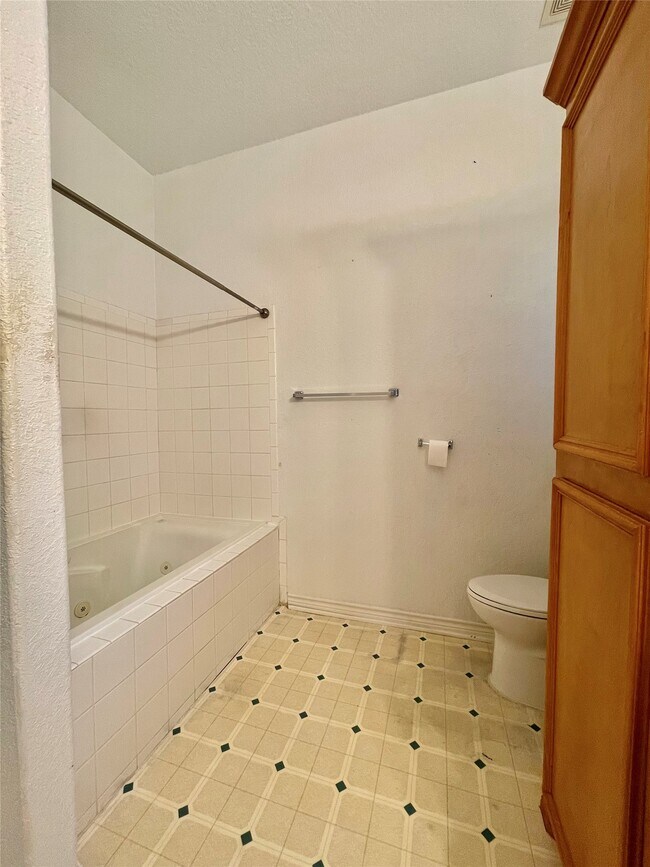 Building Photo - 704 Manor Dr