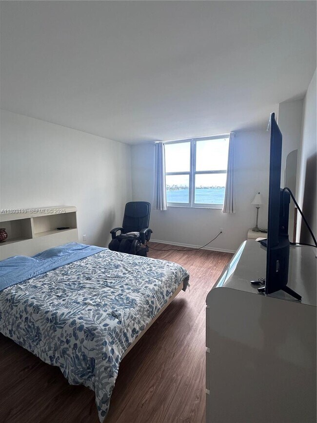 Building Photo - 300 Bayview Dr