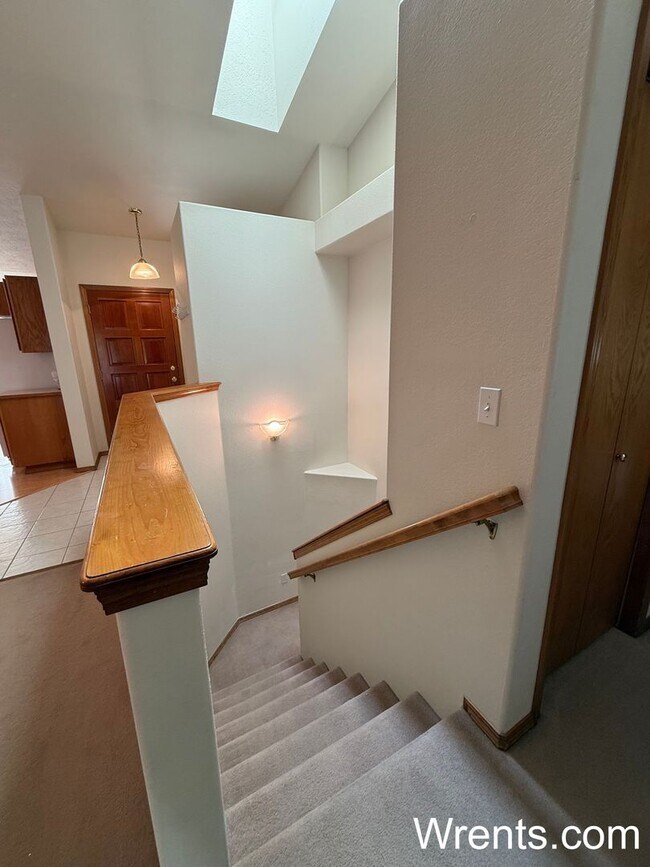 Building Photo - Available NOW!!!!! 3200 sqft home with Gol...
