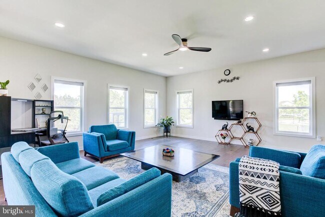 Building Photo - 41355 Tarragon Leaf Dr